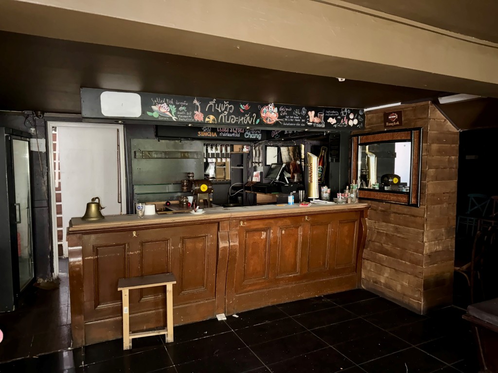 Lot: 24 - VACANT COMMERCIAL UNIT WITH POTENTIAL - Lower ground floor bar